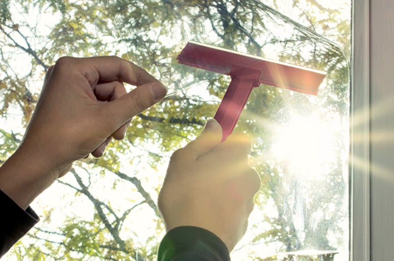 Aplikácia okenné fólie pomocou stierky