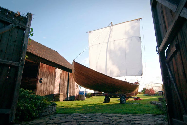 Drevená loď s plachtou na prívese v záhrade