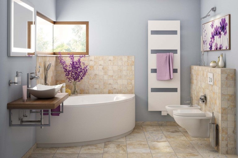 Kúpeľňa s vaňou, umývadlom, toaletou a ohrievačom uterákov