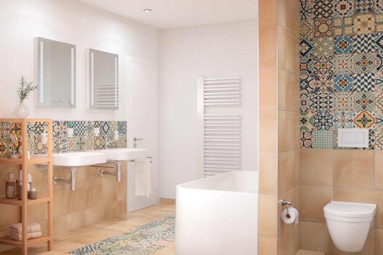 Kúpeľňa s dvojitým umývadlom, vaňou a toaletou v béžových a modrých tónoch