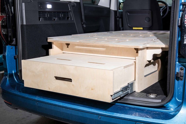 Drevený zadný výsuv v kufri auta so zásuvkou