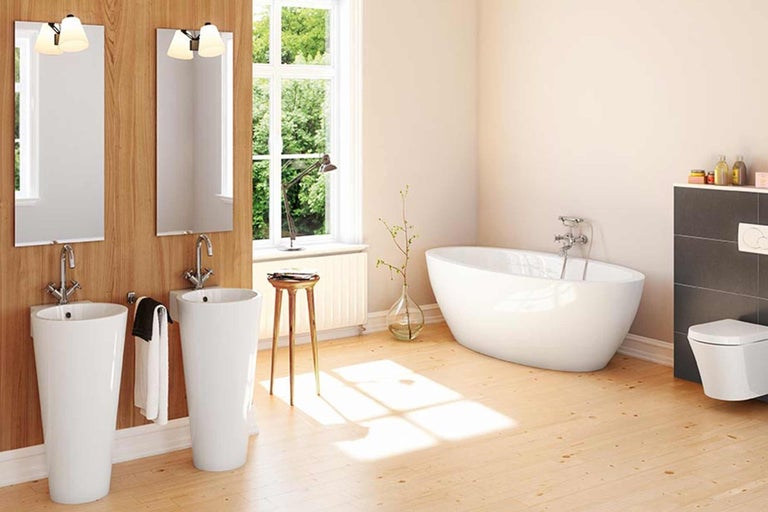 Svetlá kúpeľňa s dvoma umývadlami, vaňou a toaletou.