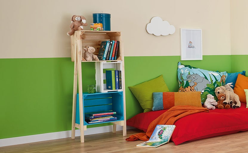 Detská izba s knižnicou z drevených debien a sedacími vankúšmi