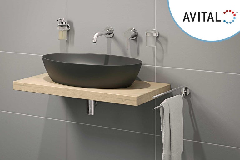 Umývadlo s batériou, dávkovačom mydla, pohárom na zubné kefky a držiakom na uteráky v kúpeľni