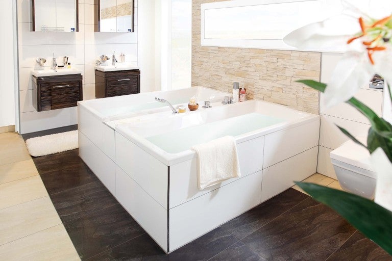 Svetlá kúpeľňa s dvojitou vaňou a umývadlami so skrinkami