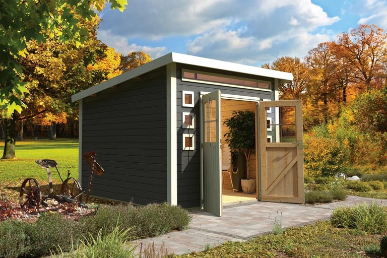 Záhradný domček s dvojkrídlovými dverami v záhrade