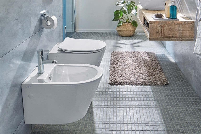 Moderná kúpeľňa s bidetom a toaletou