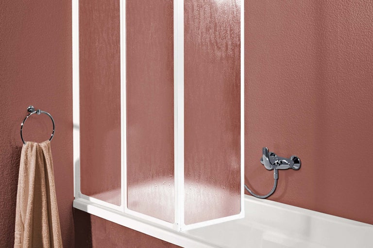 Kúpeľňa s vaňovou zástenou zo skla a držiakom na uteráky