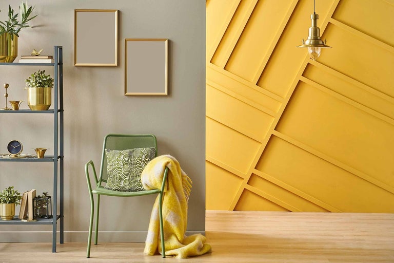 Dekoratívny interiér s regálom, stoličkou, dekou a nástennou dekoráciou