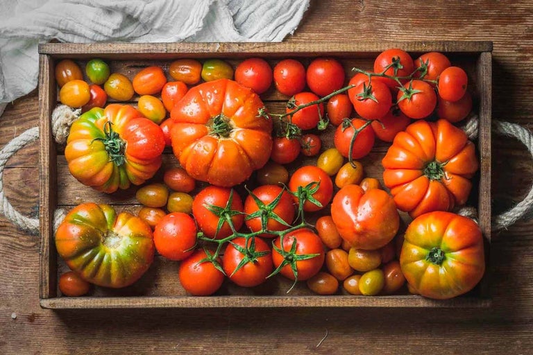 Drevená debna plná výberu paradajok