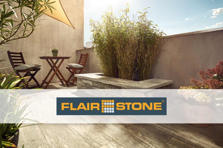 Terasa s dreveným stolom, stoličkami, rastlinami a logom Flair Stone