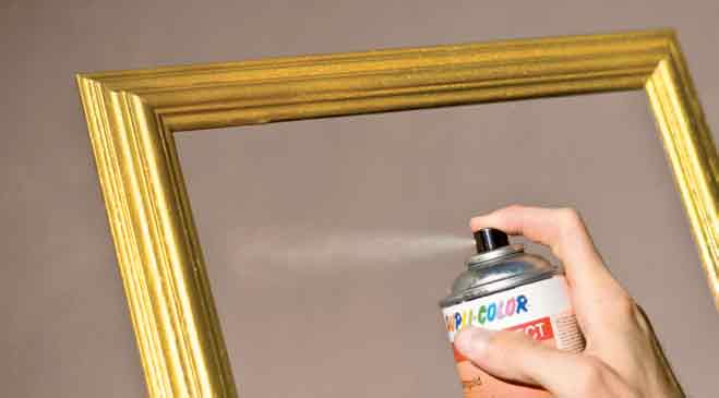 Na obrazový rám sa nanáša farba v spreji.