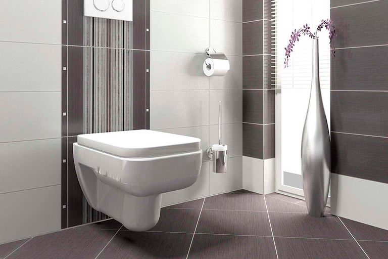 Moderná kúpeľňa so závesným WC, obklady v rôznych vzoroch a farbách a strieborná váza