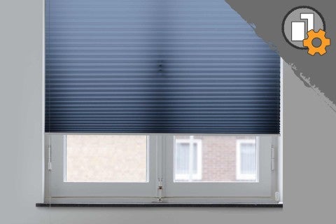 Modrá plisovaná roleta na okne