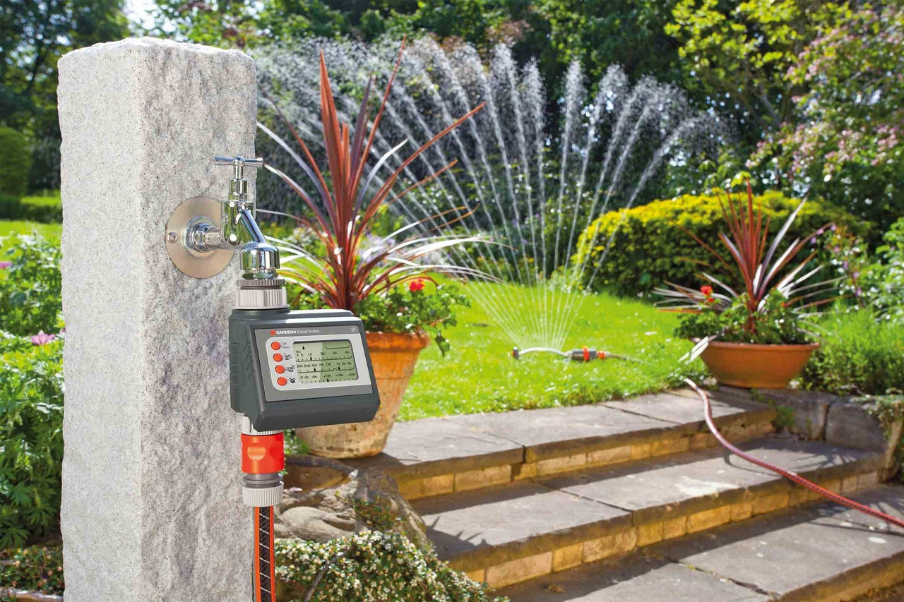 Riadiaca jednotka zavlažovania Gardena EasyControl na vodovodnom kohútiku v záhrade