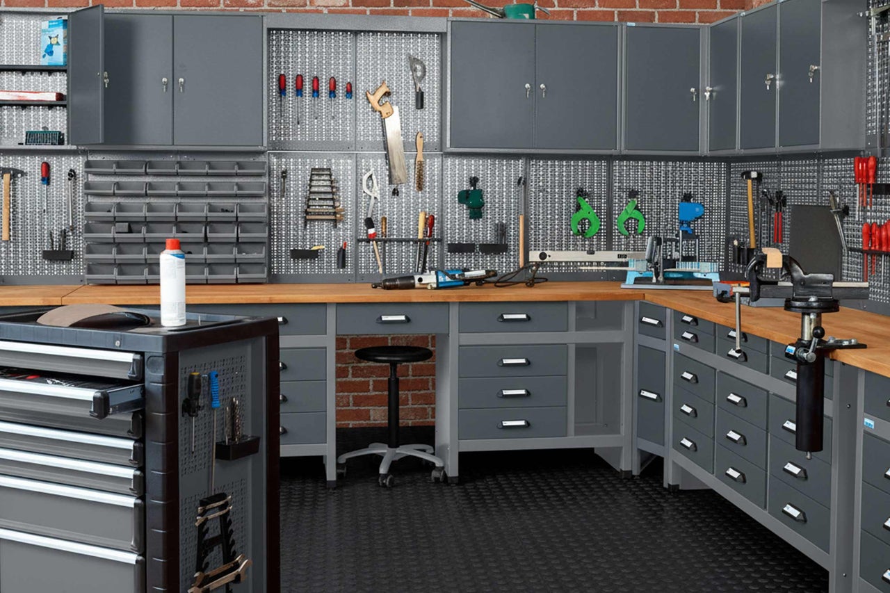 Dielňa s ponkom, skriňami na náradie a stenou na náradie