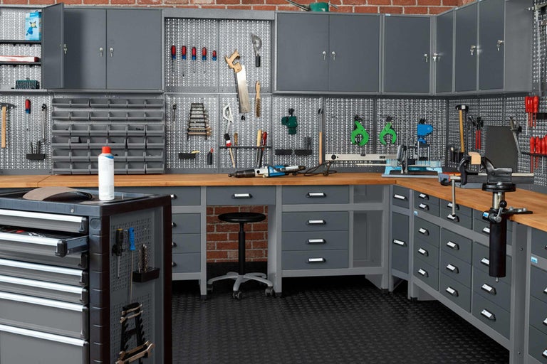 Dielňa s ponkom, skriňami na náradie a stenou na náradie