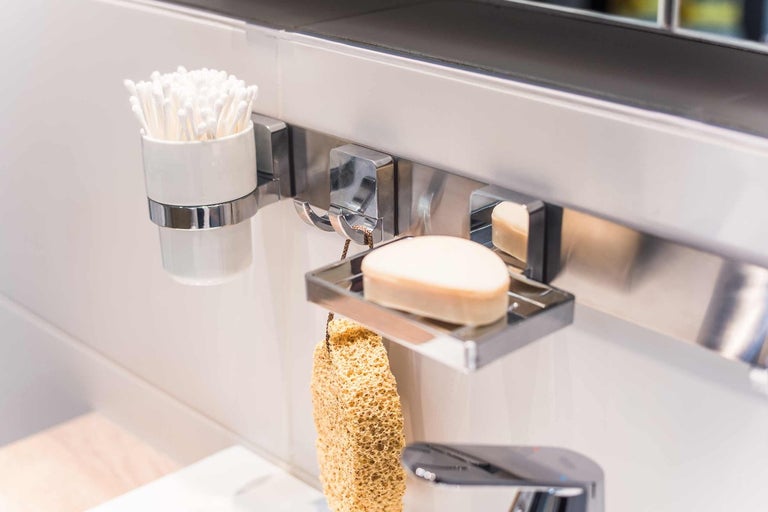 Detailný záber kúpeľne s vatovými tyčinkami, mydlom a kúpeľovou špongiou