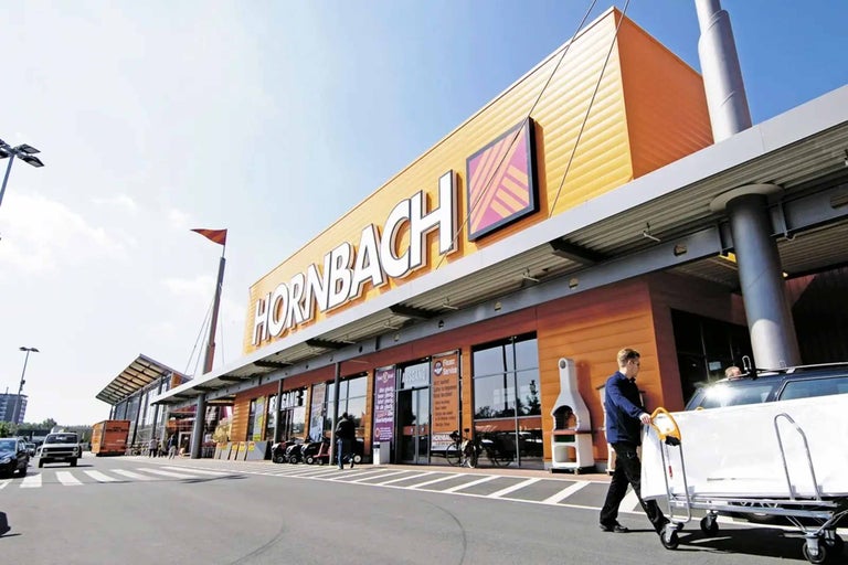 Exteriér hobbymarketu Hornbach za denného svetla