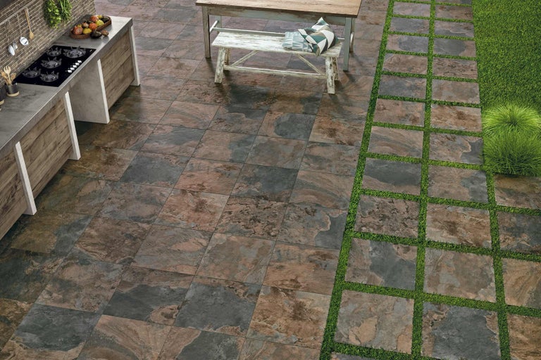 Terasa s kamennou dlažbou, vonkajšou kuchyňou a lavičkou na sedenie