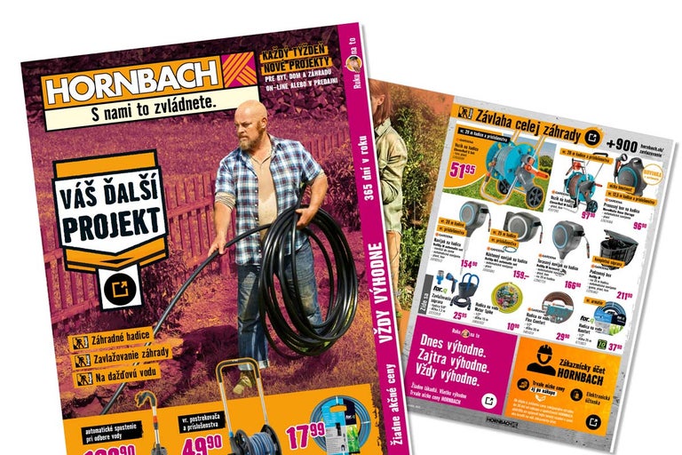 Katalóg Hornbach pre zavlažovanie záhrady s mužom držiacim záhradnú hadicu a ponukou vozíkov na hadice a príslušenstva.