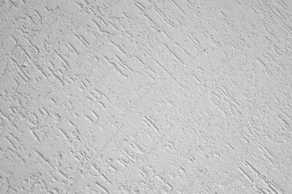 Detail steny s hrubou omietkou