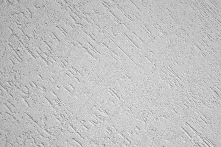 Detail steny s hrubou omietkou