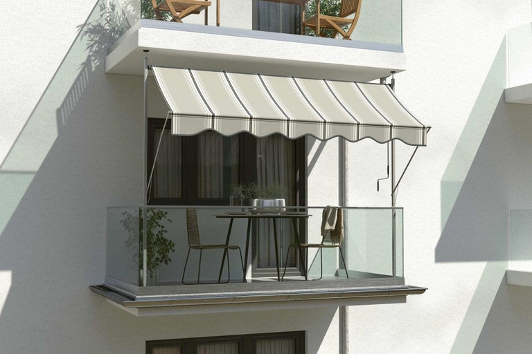 Balkón s markízou, stolom a stoličkami