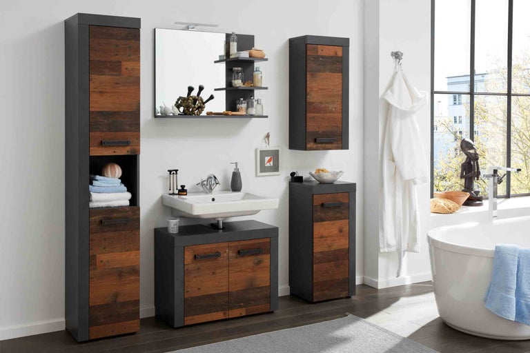 Kúpeľňová scéna s umývadlom, zrkadlom, skrinkami a vaňou