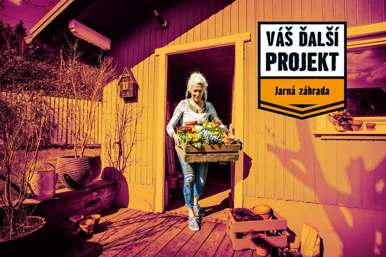 Žena nesie kvetináč s kvetmi z dreveného domu do záhrady