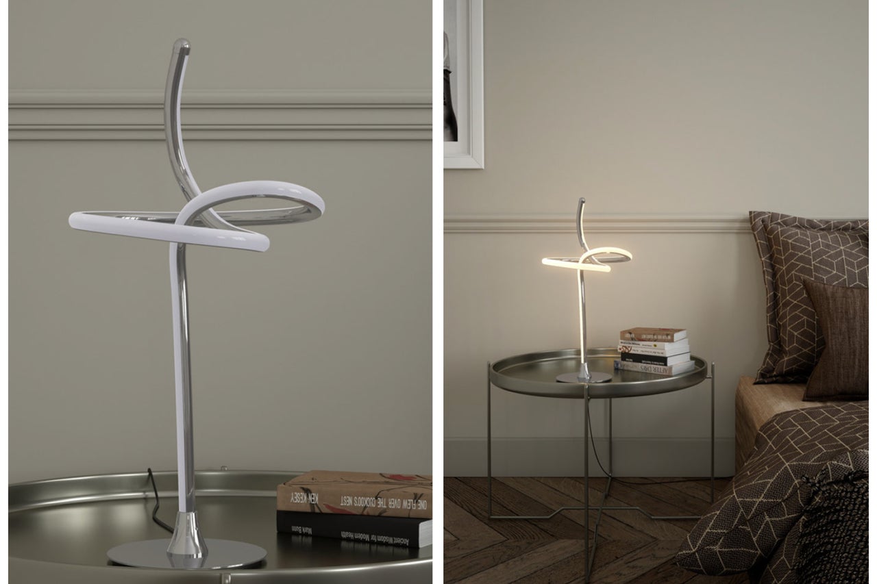 Moderná chrómová stolná lampa na nočnom stolíku