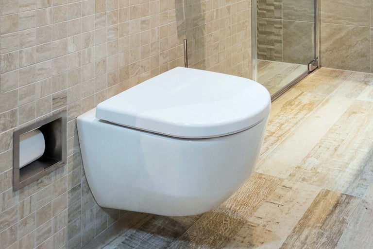 Závesné WC v kúpeľni s obkladmi