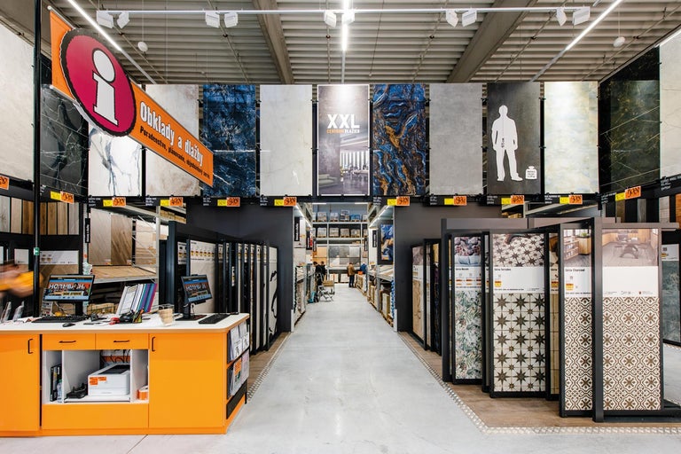 Pohľad do uličky pobočky Hornbach s výstavou dlaždíc.