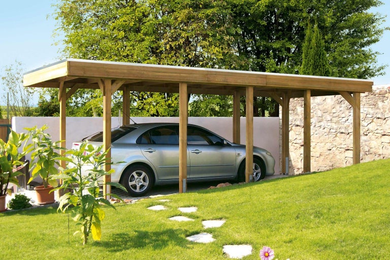 Drevený prístrešok pre auto s autom v záhrade