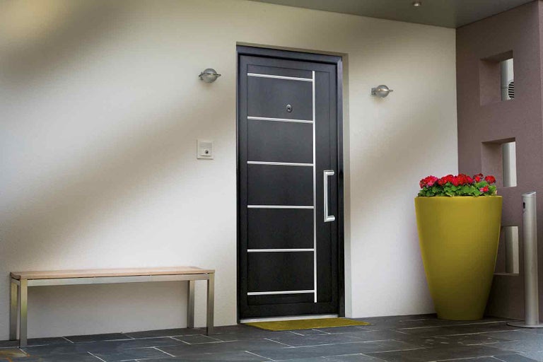 Vstupný priestor s vchodovými dverami, lavičkou a kvetináčom