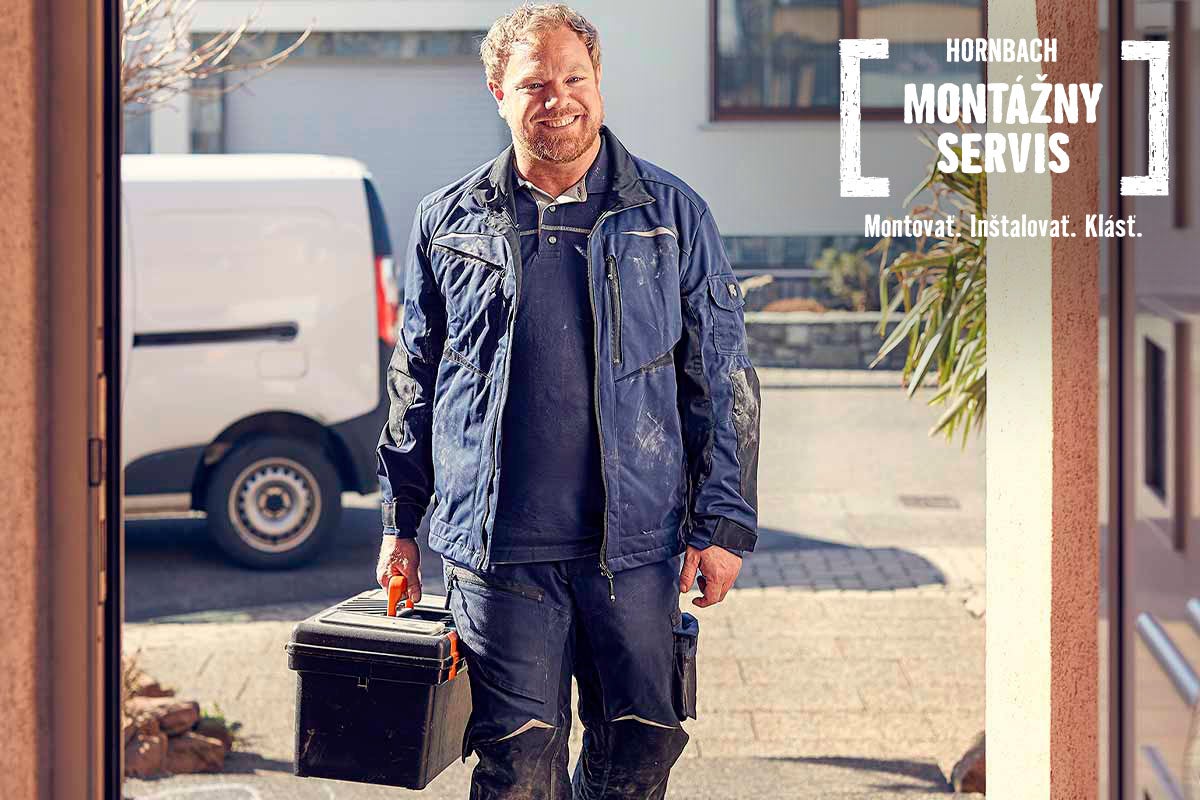 Remeselník s kufríkom na náradie pred domom pre montážny servis Hornbach.