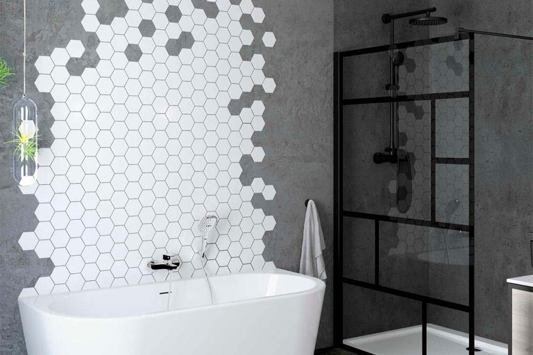 Moderná kúpeľňa s voľne stojacou vaňou, sprchovacím kútom a šesťhrannými obkladačkami