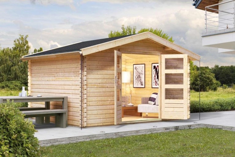 Záhradný domček z dreva s otvorenými dverami, stôl a lavica