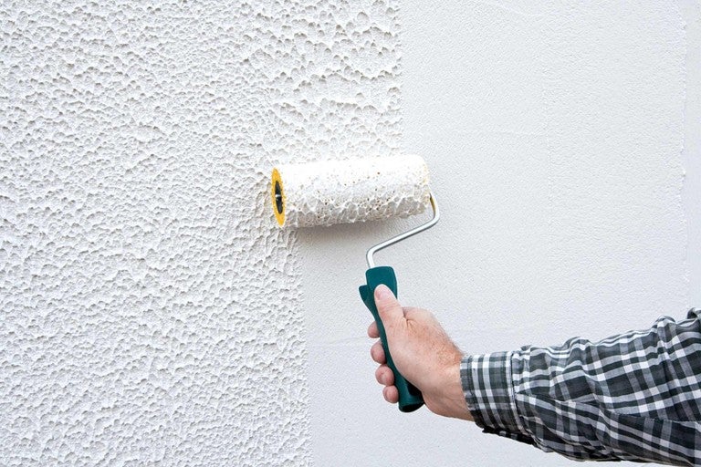 Fasádna farba sa nanáša textúrovaným valčekom