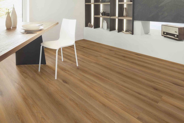 Svetlá obývacia izba s drevenou podlahou, jedálenským stolom, stoličkou a regálom