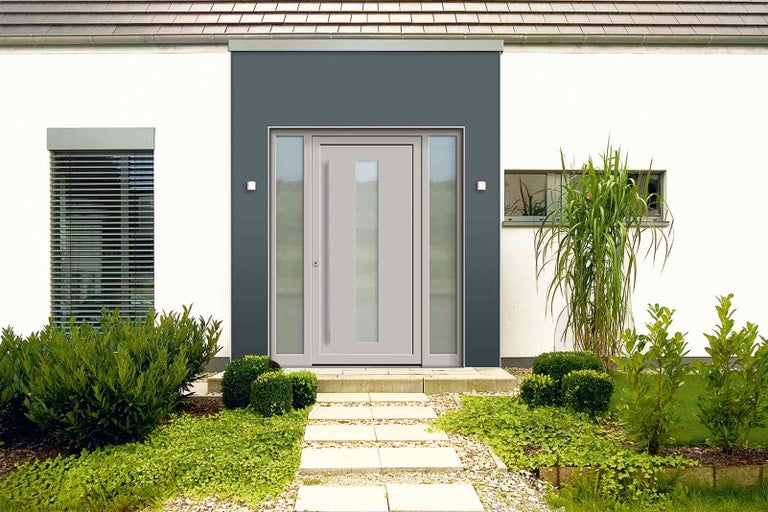 Moderný dom s vchodovými dverami, bočnými dielmi a upravenou predzáhradkou