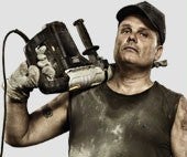 Muž s vŕtacím kladivom na ramene