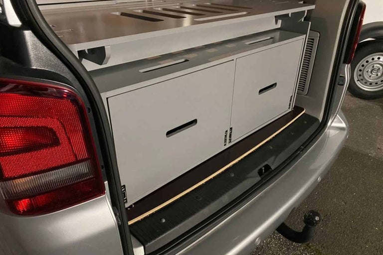 Pohľad zozadu na dodávku so zabudovanými drevenými prvkami zásuviek