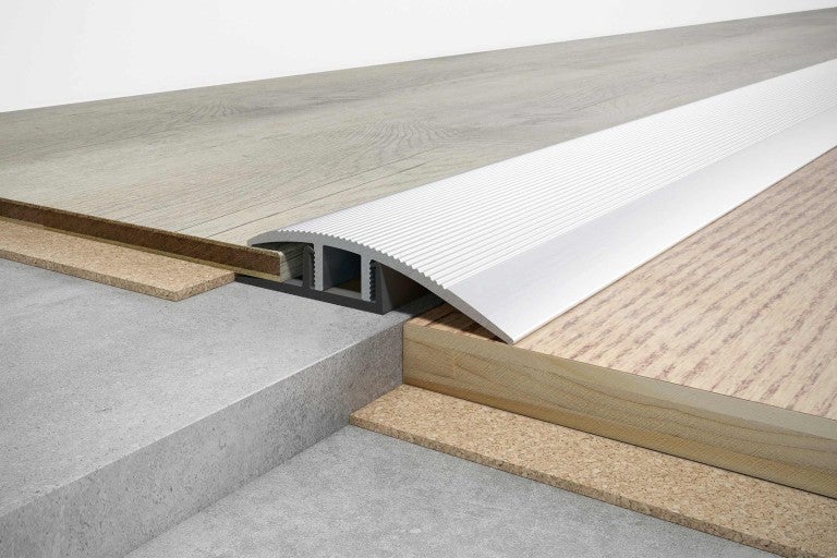 Hliníkový prechodový profil medzi dvoma podlahovými krytinami