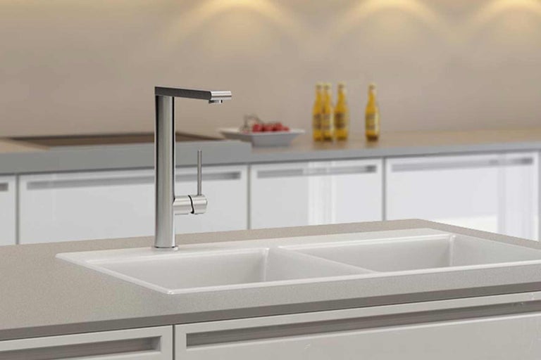 Kuchynský drez s batériou v moderné kuchyni