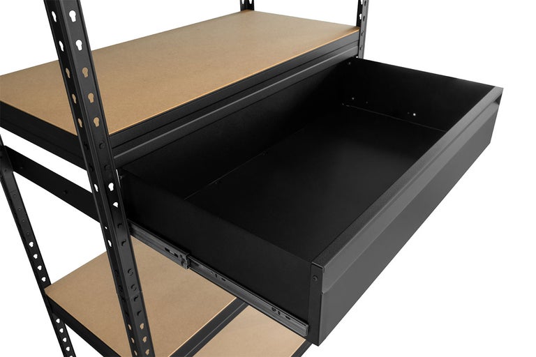 Detailný pohľad na regál s kovovou zásuvkou.