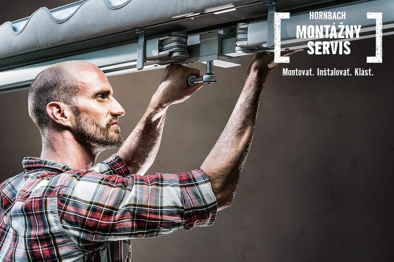 Remeselník montuje markízu pomocou kľúča. Montážny servis Hornbach.