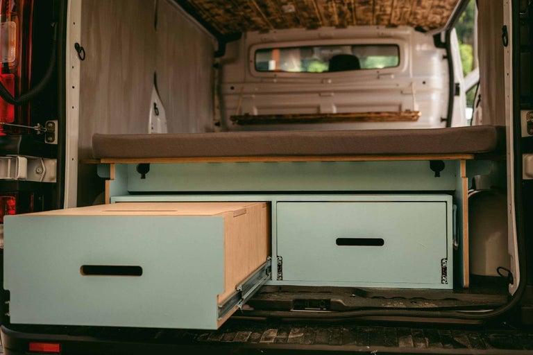 Prestavavaná dodávka so zásuvkovým systémom a posteľou