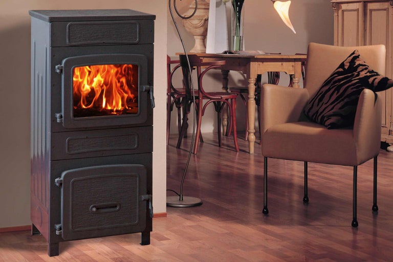 Kachle na drevo v obývacej izbe s jedálenským stolom a kreslom