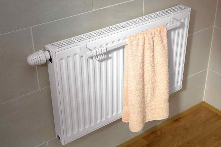 Nástenný radiátor s držiakom na uteráky a termostatickým ventilom